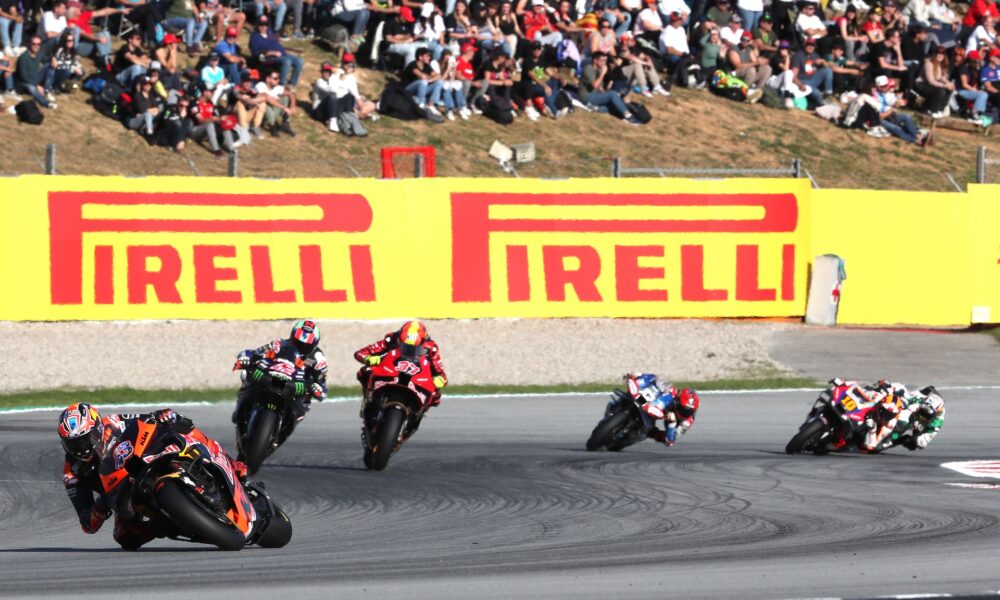 Pirelli verso la fornitura della MotoGP dal 2027. Qui le MotoGP a Barcellona sotto i cartelloni Pirelli (© Red Bull Content Pool)