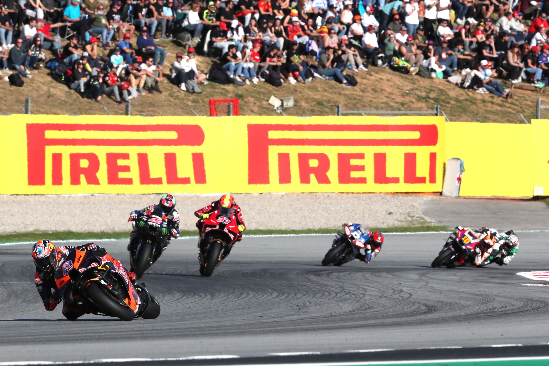 Pirelli verso la fornitura della MotoGP dal 2027. Qui le MotoGP a Barcellona sotto i cartelloni Pirelli (© Red Bull Content Pool)