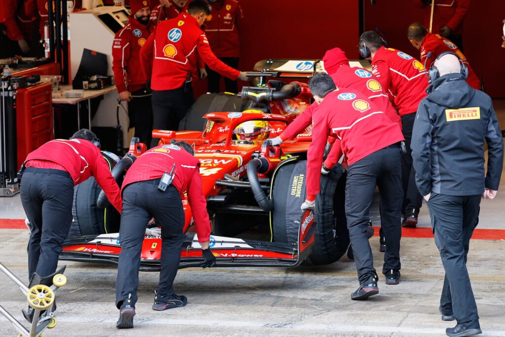 I meccanici Ferrari intorno alla SF-24 "mule car" di Hamilton (© Pirelli Media)