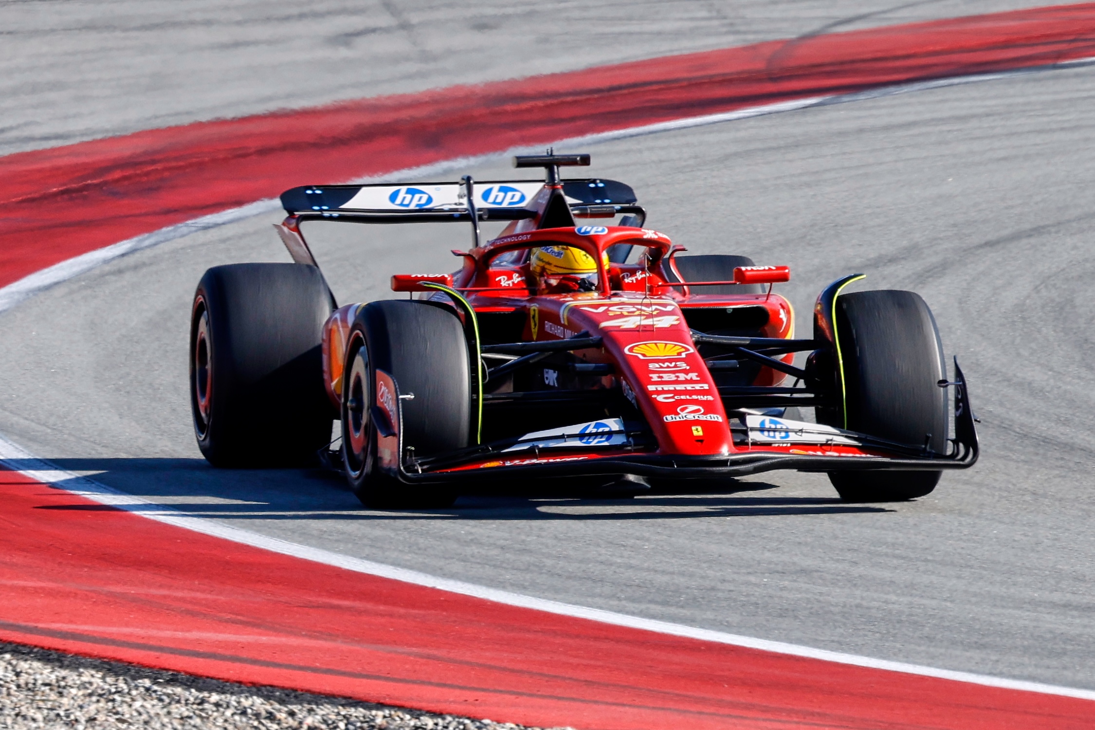 Lewis Hamilton a Barcellona sulla SF-24 "mule car" (© Pirelli Media)