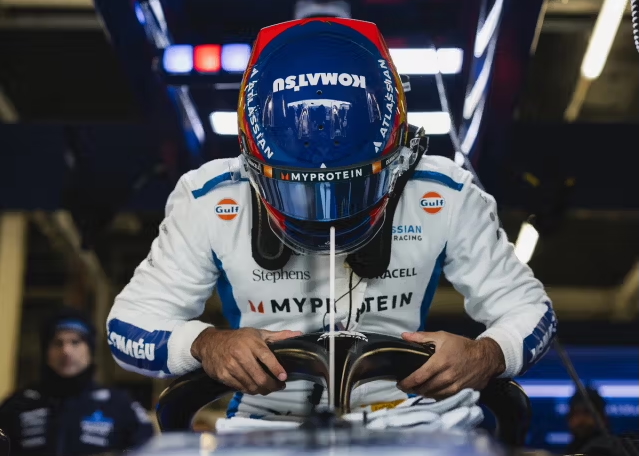 Sainz mentre sale sulla Williams FW47 (© Williams)