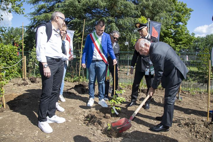 Sticchi Damiani con, al centro, il Sindaco di Imola Marco Panieri e con Stefano Domenicali (© ACI Sport)