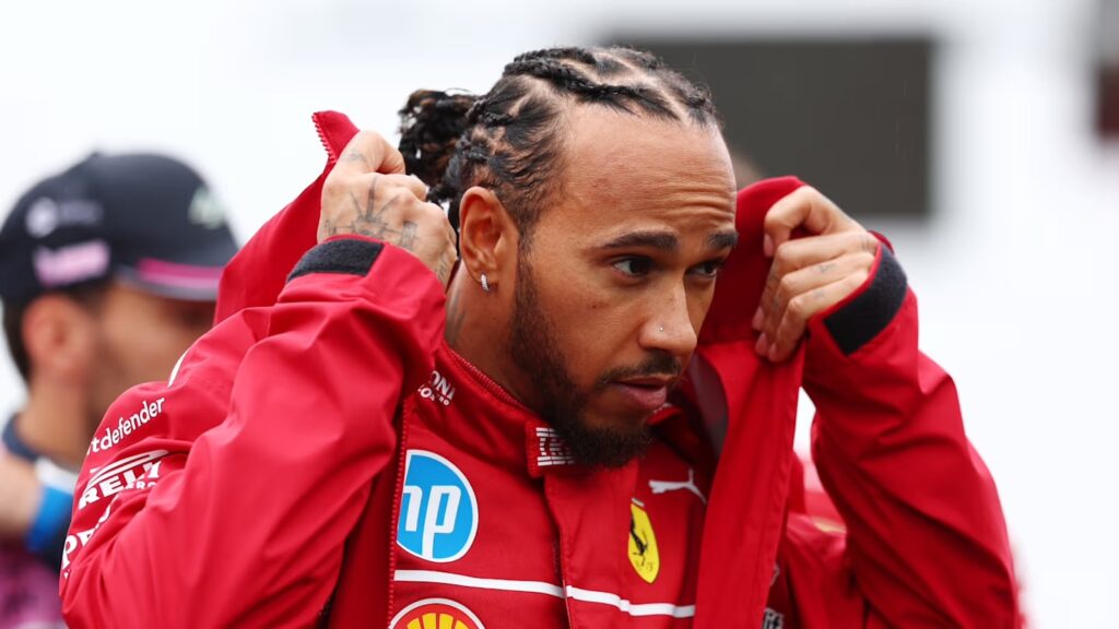 Lewis Hamilton sotto la pioggia australiana (© F1)