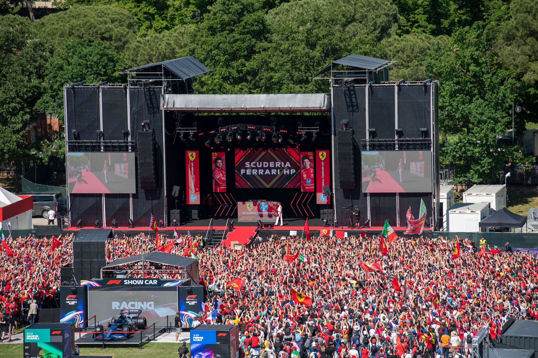 La folla nella fan zone durante il GP di Formula 1 a Imola nel 2024