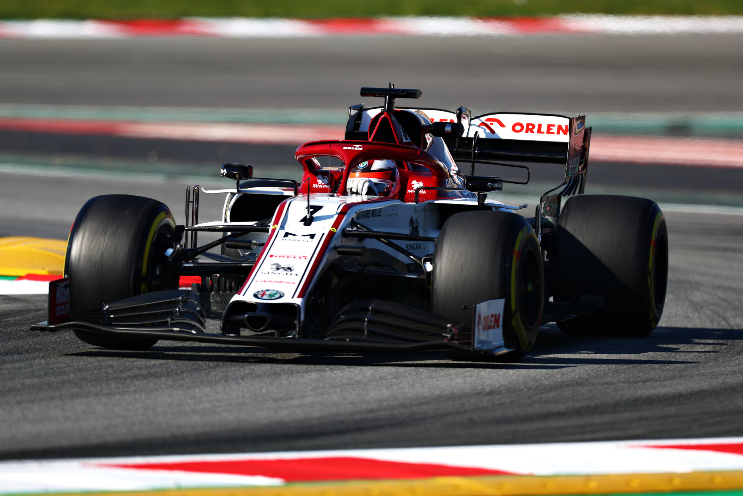 Kimi Raikkonen in pista con l'Alfa Romeo 