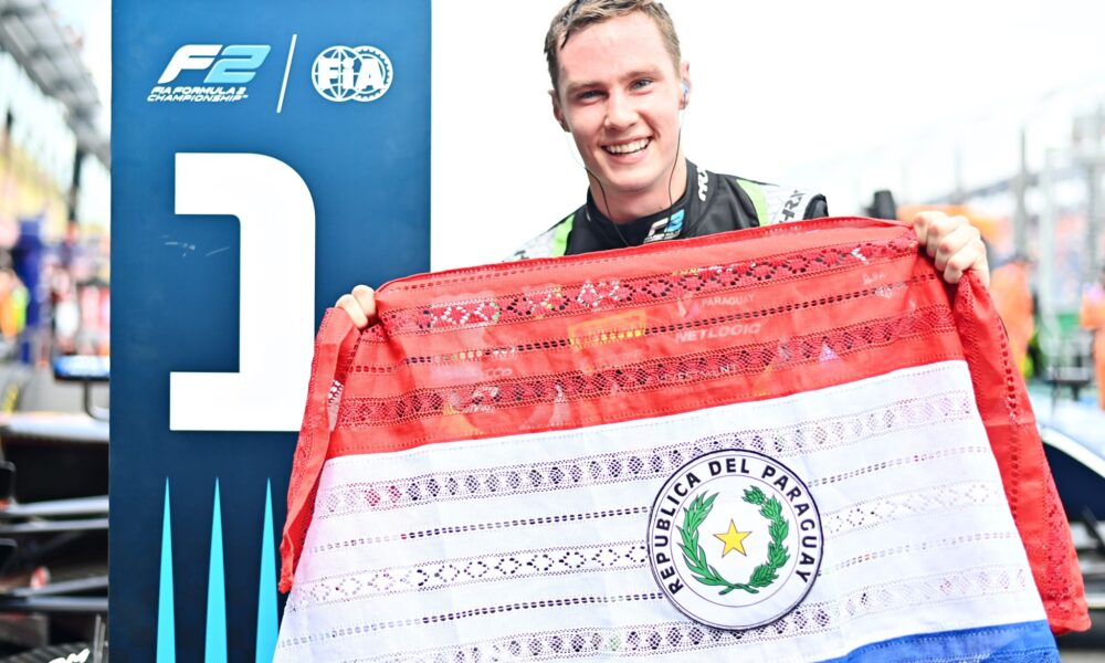 Joshua Durksen dopo la vittoria della Sprint Race F2 Round Australia 2025 (© F2)