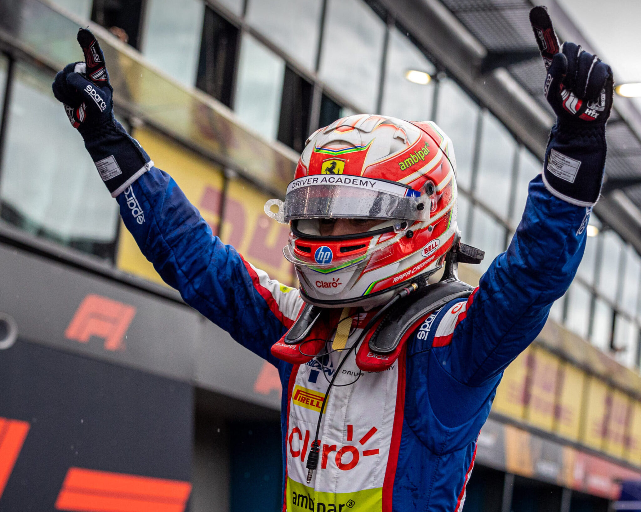 Rafael Camara festeggia la vittoria nella Feature Race (© Formula 3)