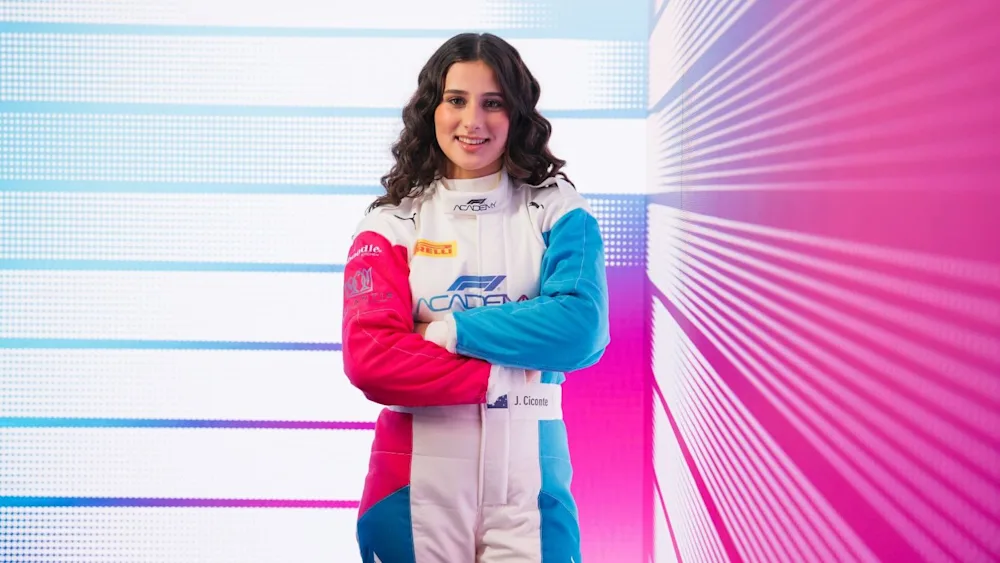 Joanne Ciconte con i colori della F1 Academy, competerà nel campionato 2025