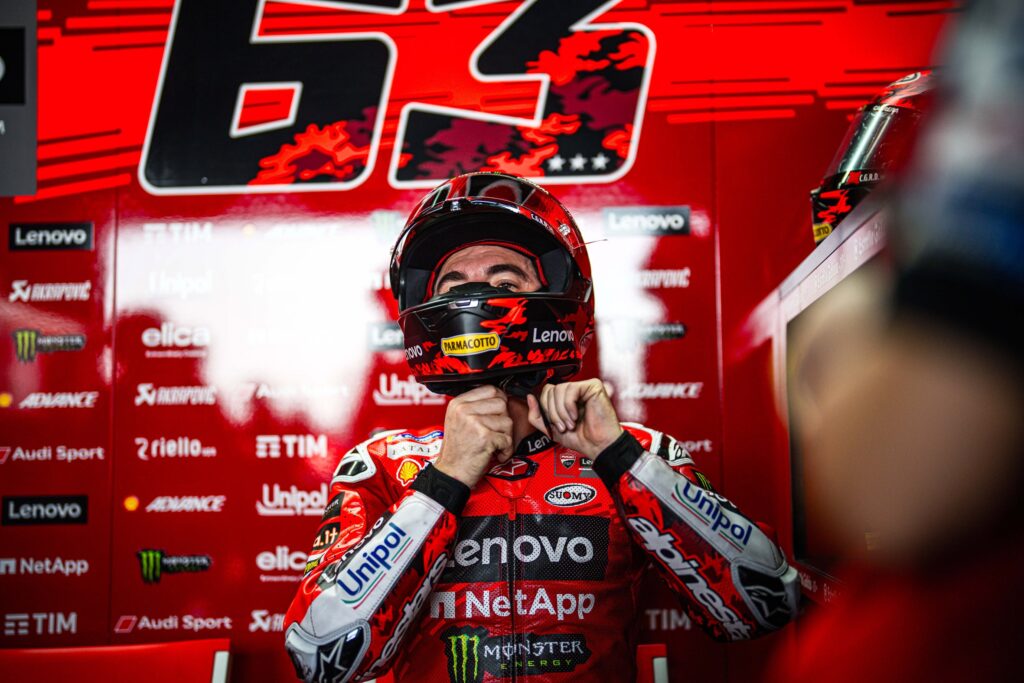 Francesco Bagnaia nei box (© Ducati)