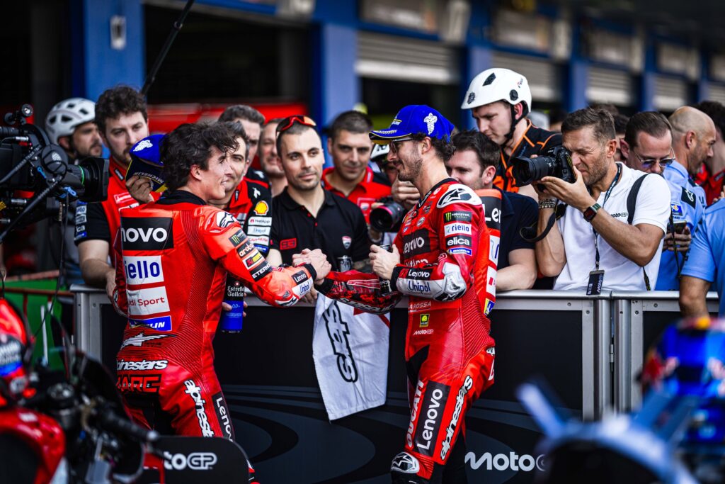 Bagnaia e Marc Marquez al parco chiuso del GP della Thailandia 2025 (© Ducati)