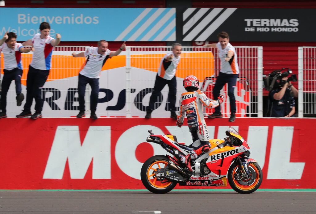 Marc Marquez festeggia la vittoria del GP d'Argentina 2019 (© Red Bull Content Pool)