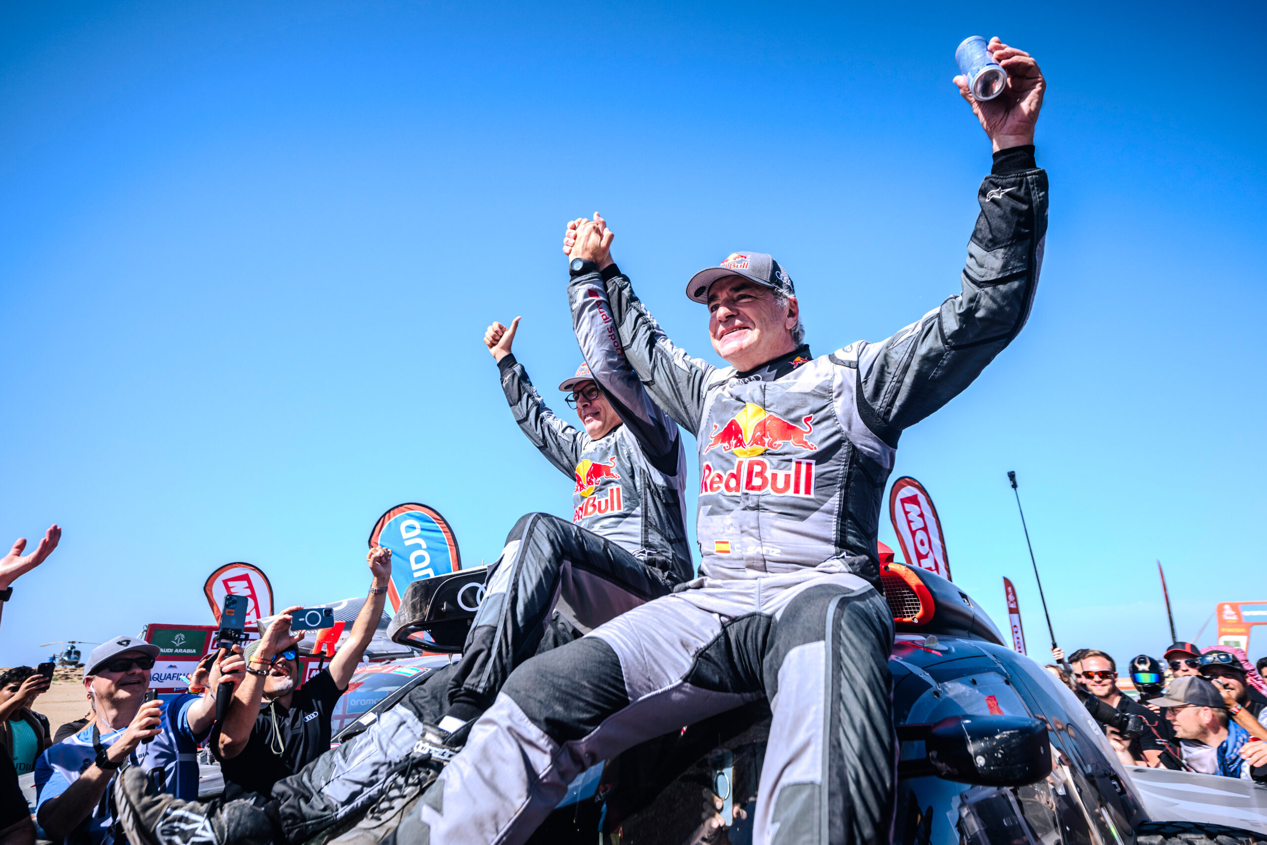 Carlos Sainz and Lucas Cruz festeggiano la vittoria alla Dakar 2024 con Audi