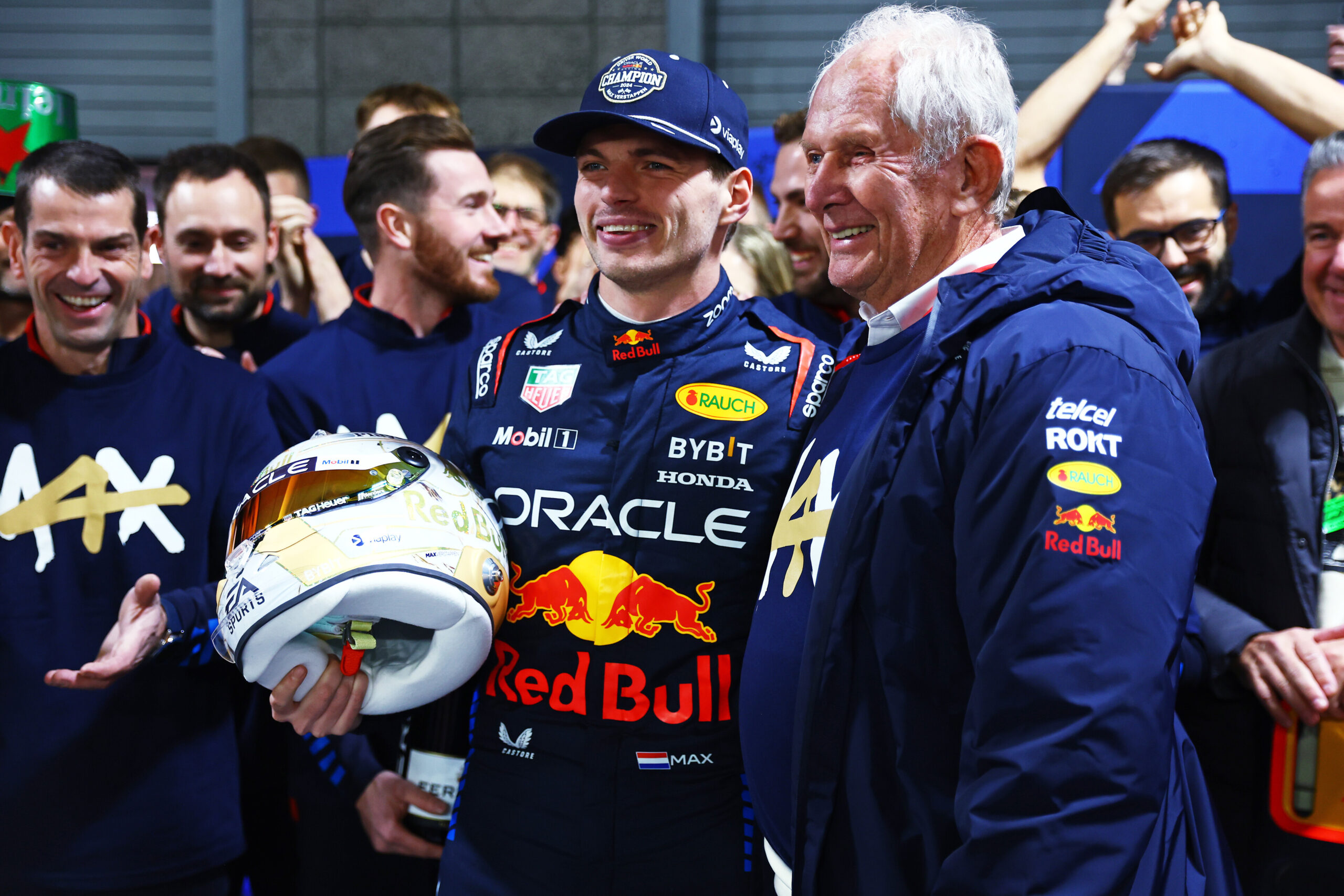 Helmut Marko durante i festeggiamenti per il quarto titolo di Verstappen (© Red Bull Content Pool)