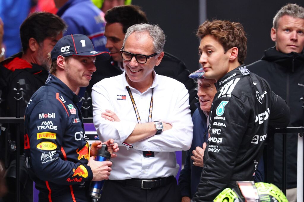 Stefano Domenicali con Verstappen e Russell (© Red Bull Content Pool)