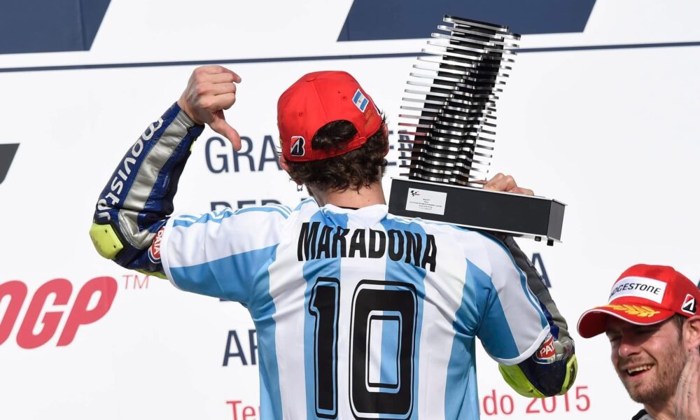 Valentino Rossi sul podio con la maglia di Maradona dopo la vittoria del GP di Argentina 2015