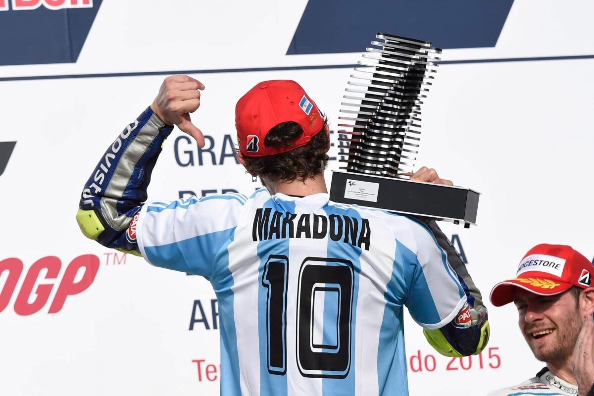 Valentino Rossi sul podio con la maglia di Maradona dopo la vittoria del GP di Argentina 2015