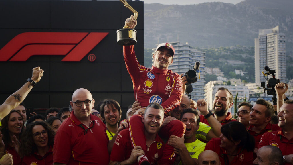 Le celebrazioni di Charles Leclerc dopo la vittoria a Monaco nel 2024 (© Netflix)