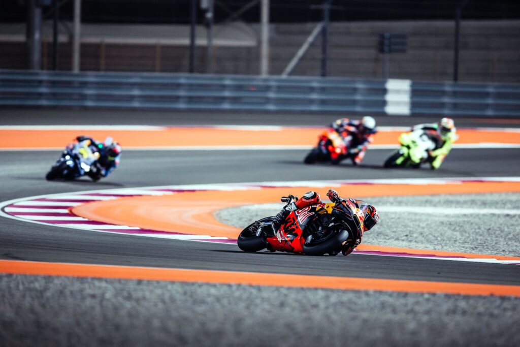 Maverick Vinales in pista in Qatar (© Tech3 Racing)