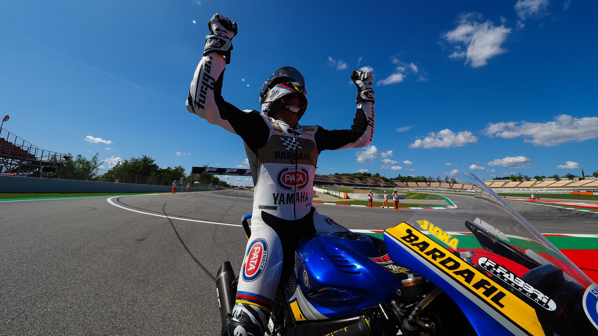Andrea Locatelli festeggia il suo titolo in Supersport nel 2020