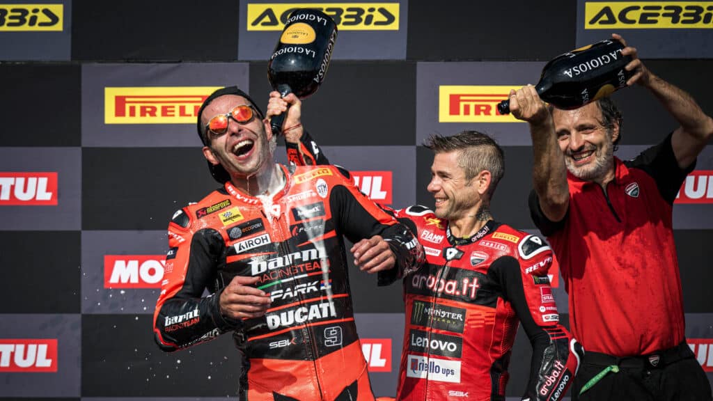 Danilo Petrucci sul podio del Round di Cremona 2024 con Alvaro Bautista