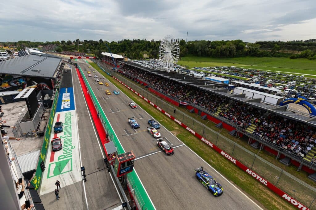 La partenza della 6 Ore di Imola della classe LMGT3 (© WEC - DPPI)