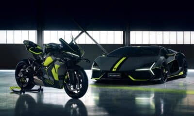 La Ducati V4 Lamborghini e la Lamborghini Revuelto (© Ducati)