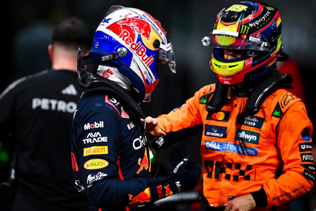 Verstappen e Piastri a colloquio a Jeddah (© Red Bull Content Pool)