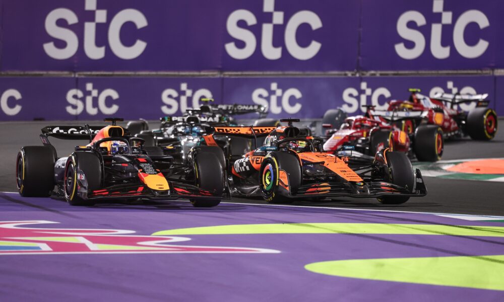 Il momento del sorpasso tra Piastri e Verstappen a Jeddah (© Red Bull Content Pool)