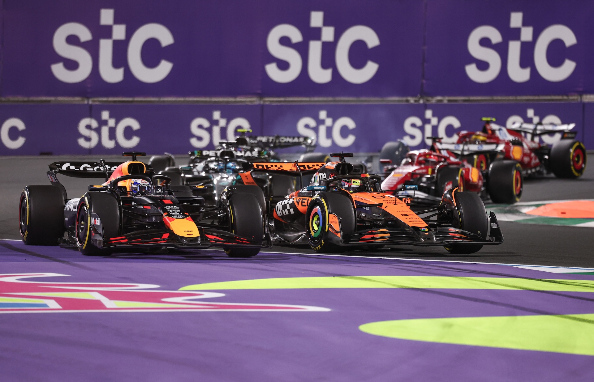 Il momento del sorpasso tra Piastri e Verstappen a Jeddah (© Red Bull Content Pool)