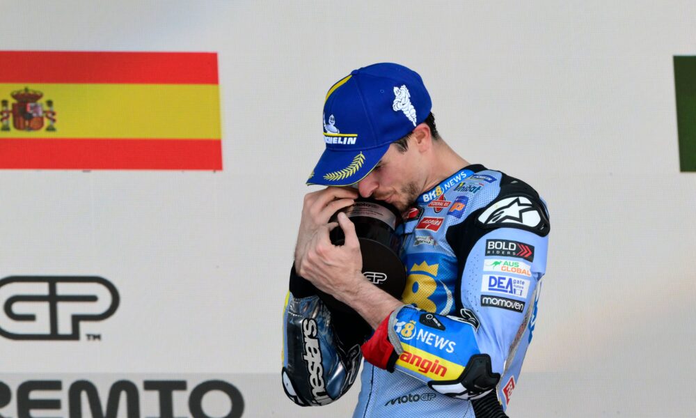 Alex Marquez festeggia la vittoria nel GP di Jerez 2025