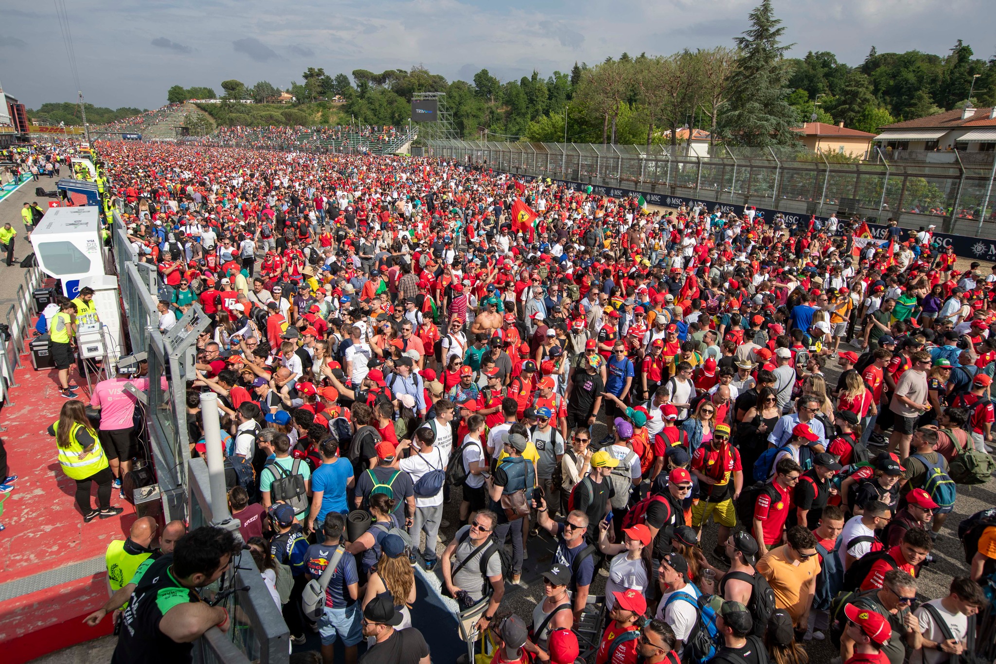 La folla nell'invasione di pista dopo il GP di Imola 2024 (© Autodromo Imola)