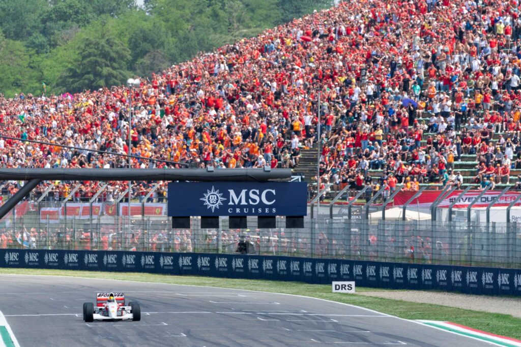 Sebastian Vettel sull'ultima McLaren di Senna a Imola nel 2024 (© Autodromo Imola)
