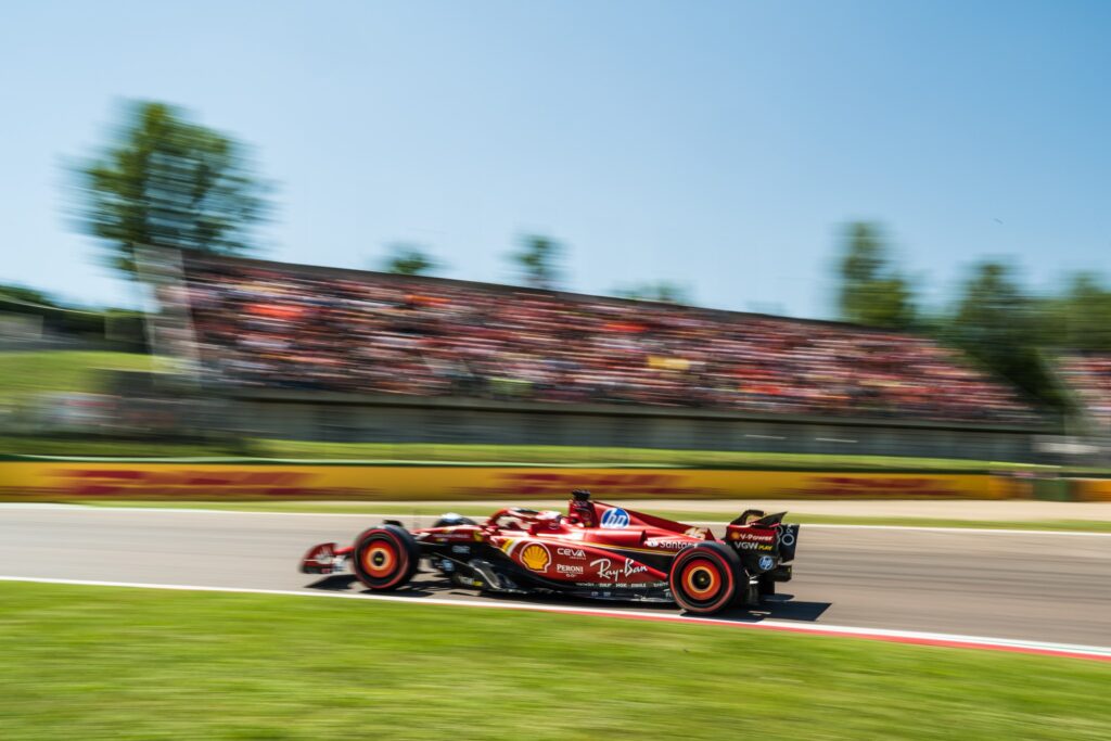 Charles Leclerc sotto la tribuna della Tosa (© Autodromo Imola)