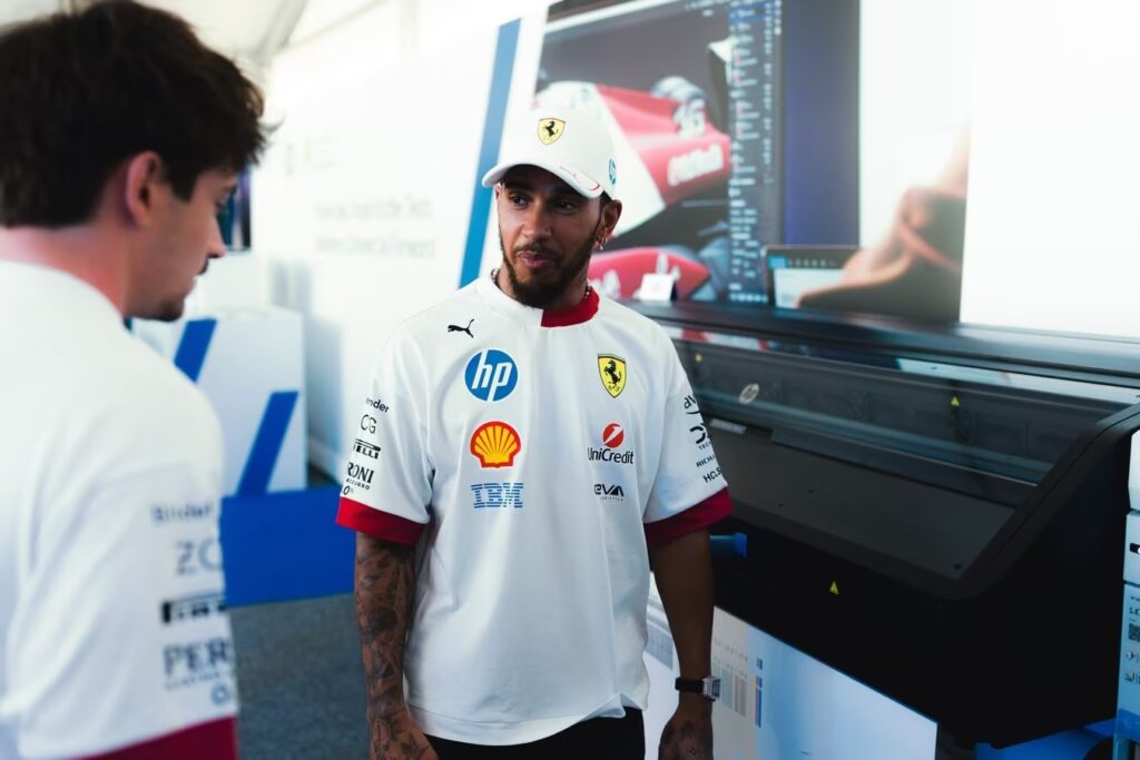 Lewis Hamilton con Charles Leclerc (© Ferrari Media Center)