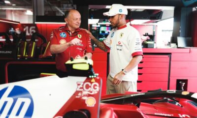 Fred Vasseur e Lewis Hamilton con la Ferrari SF-25 (© Ferrari Media Center)