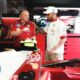 Fred Vasseur e Lewis Hamilton con la Ferrari SF-25 (© Ferrari Media Center)