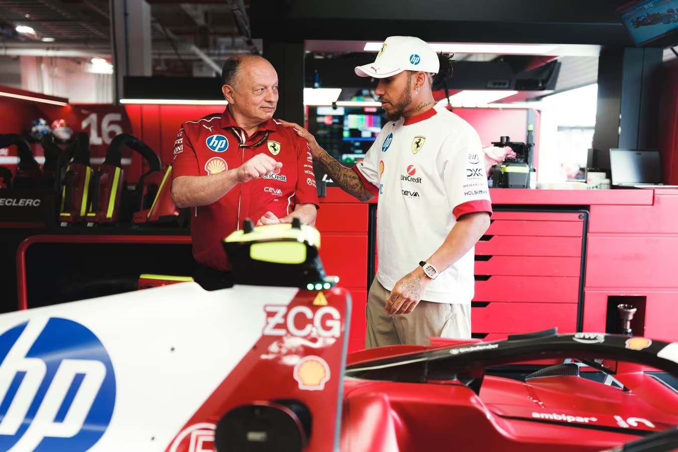 Fred Vasseur e Lewis Hamilton con la Ferrari SF-25 (© Ferrari Media Center)
