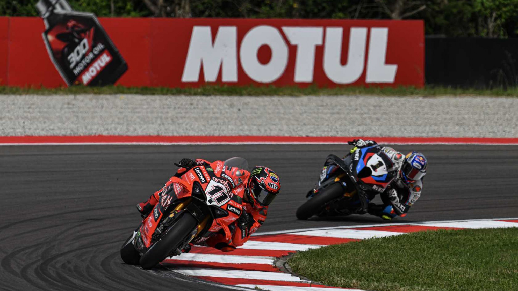 Bulega e Razgatlioglu in azione a Cremona nel Round 2025