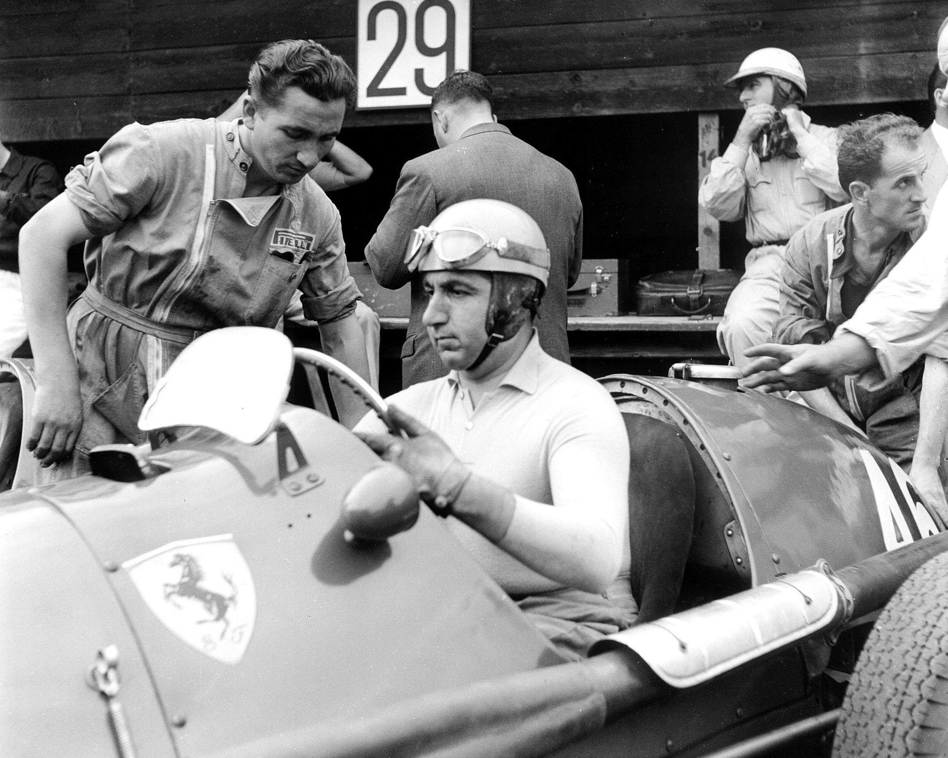 Alberto Ascari prima di scendere in pista nel GP di Svizzera 1953