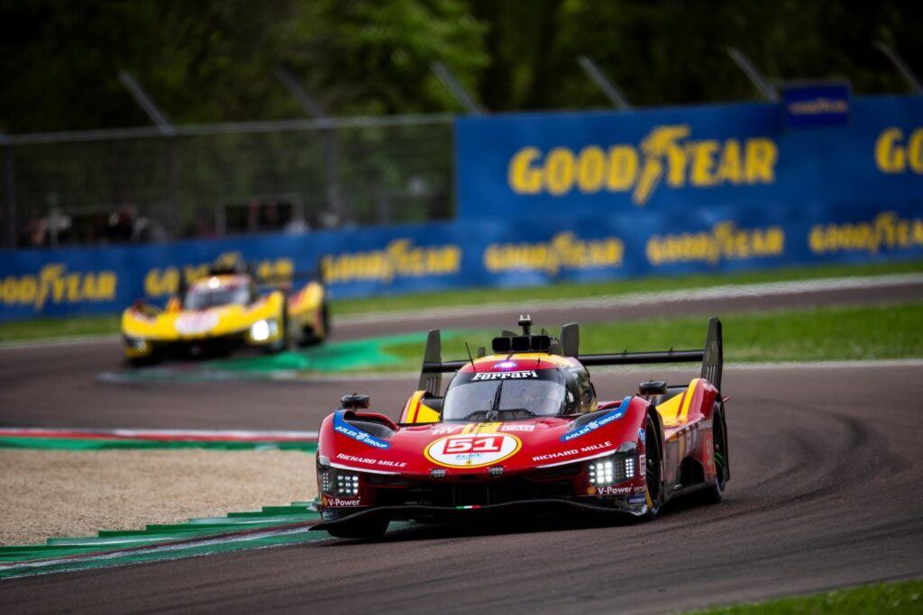 La Ferrari #51 inseguita dalla #83 (© DPPI/WEC)