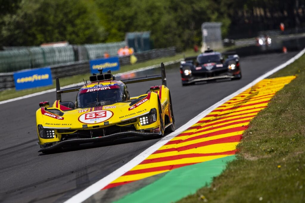 La #83 Ferrari AF Corse in fondo al rettilineo del Kemmel (© FIA WEC / DPPI)
