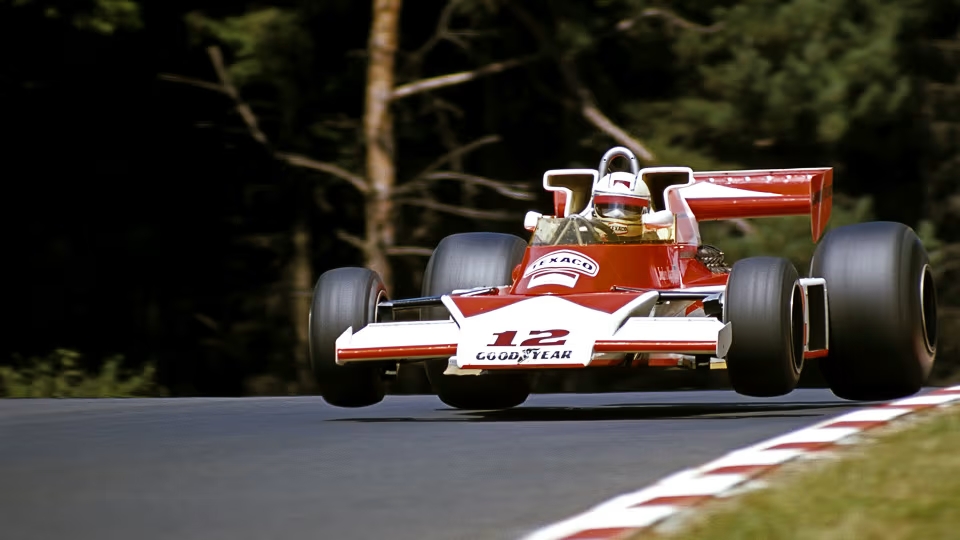 Jochen Mass in azione con la McLaren M23