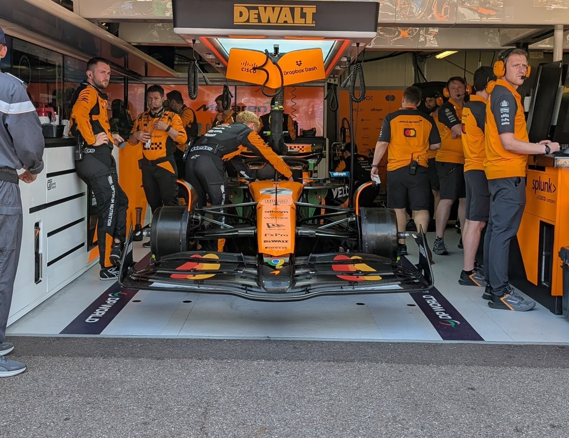 In Spagna entrerà in vigore il nuovo regolamento sulle ali flessibile, figlio della TD018 (© x.com McLaren)