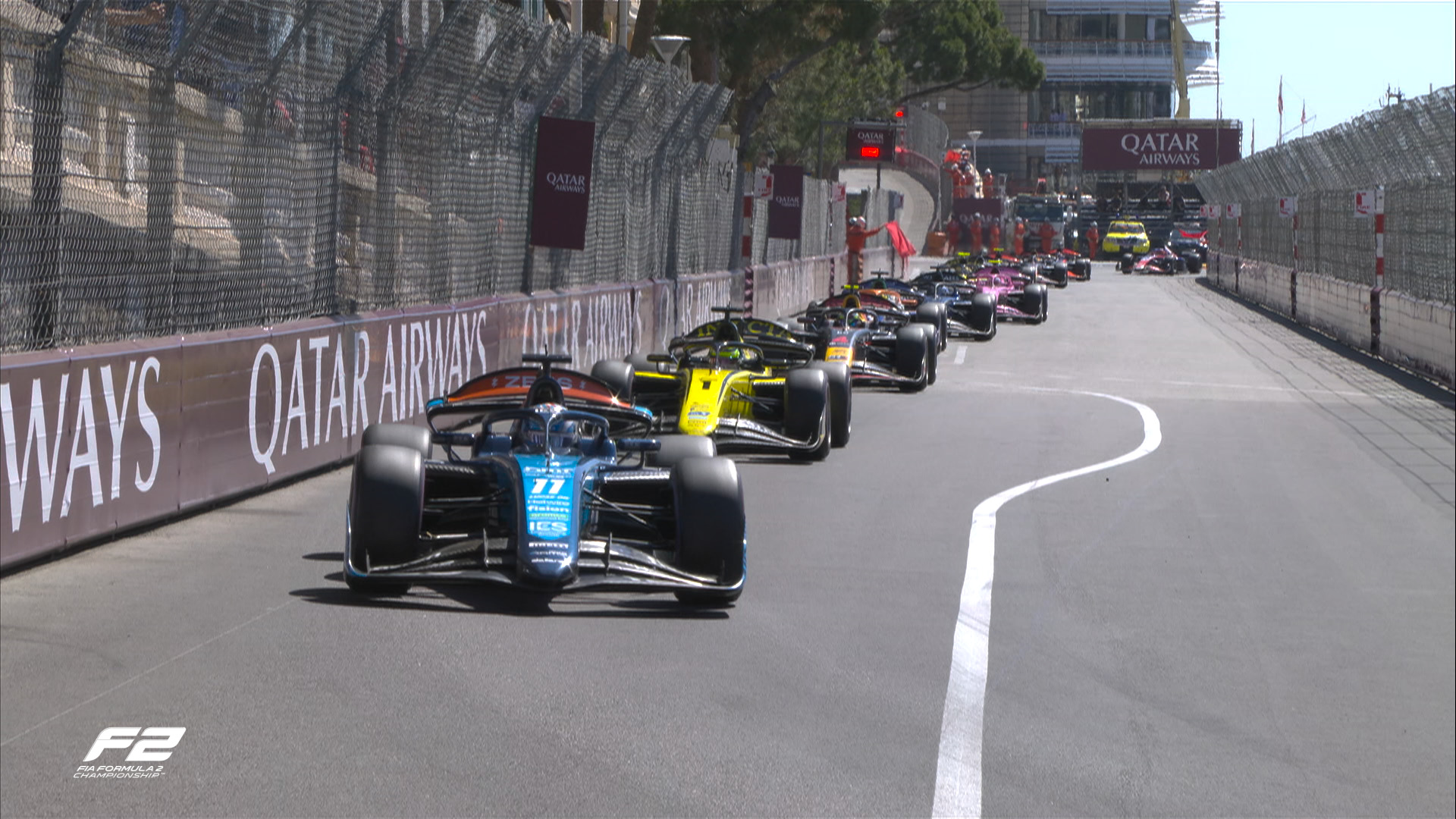 La bandiera rossa che ha sancito la vittoria di Crawford nella Feature Race (© X.com Formula 2)