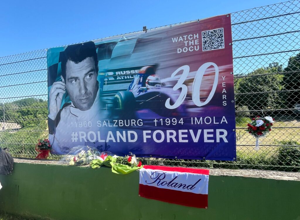I fiori posati sulla curva Villeneuve, in memoria di Roland Ratzenberger