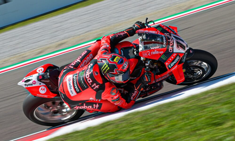Nicolò Bulega in azione a Cremona durante il Round 2025 della SBK 2025