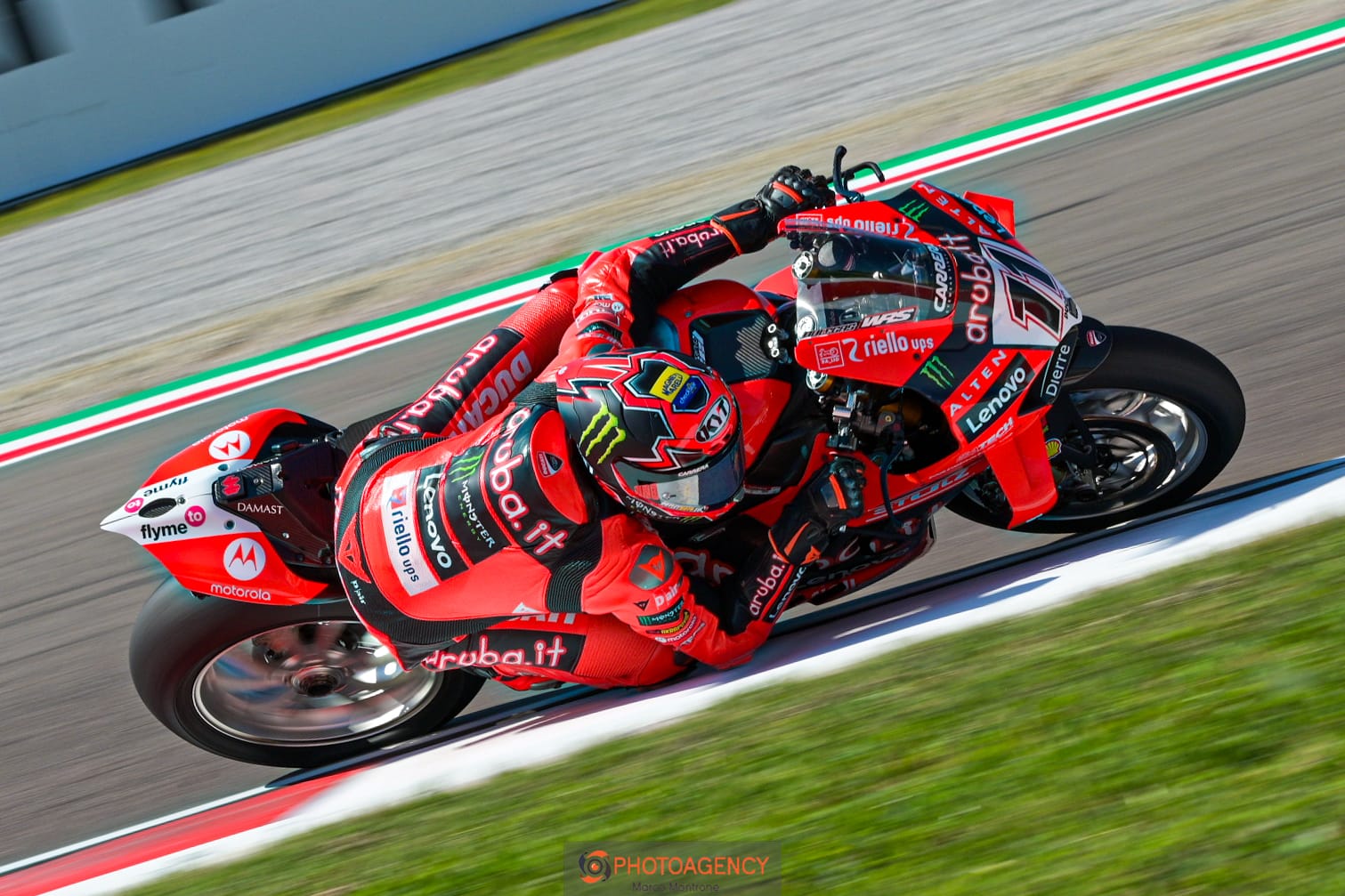 Nicolò Bulega in azione a Cremona durante il Round 2025 della SBK 2025