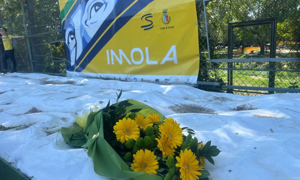 L'Ayrton Day di Imola la posa dei fiori al Tamburello