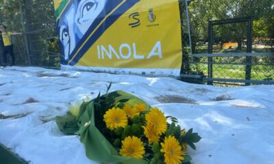 L'Ayrton Day di Imola la posa dei fiori al Tamburello