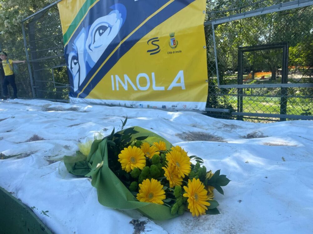 L'Ayrton Day di Imola la posa dei fiori al Tamburello